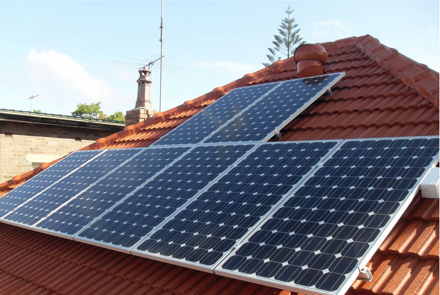 Solarhalterungssystem für die Montage von Solarmodulen auf Ziegeldächern