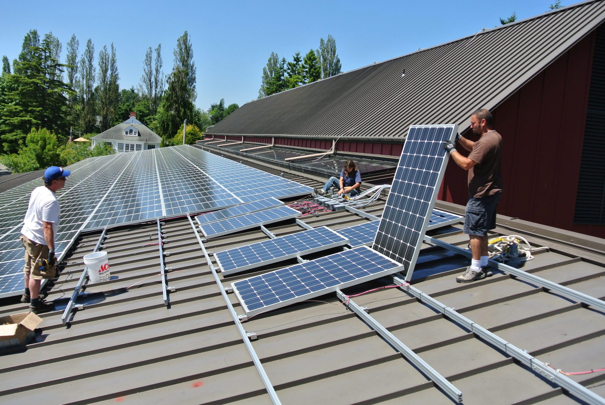 Die Vorteile von Photovoltaikanlagen auf Dächern