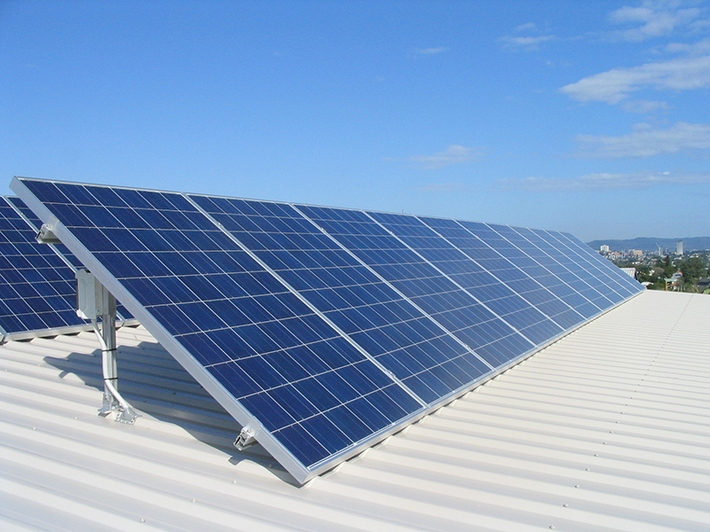 Aluminiumschiene im Solarinstallationskunden auf dem Dach im Jahr 2022