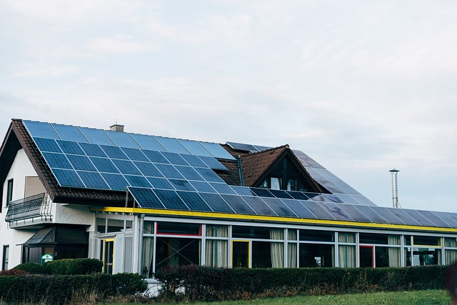 Auswahl an Photovoltaik-Halterungen für Ziegeldächer